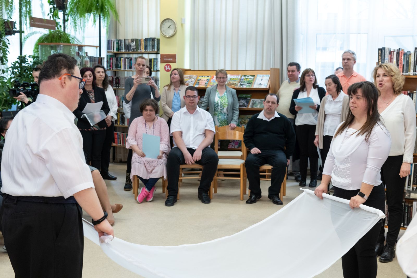 Mindenki része az egésznek! – különleges kiállítás nyílt a Frim Jakab Otthon lakóinak munkáiból